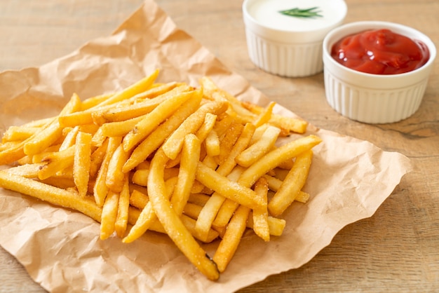 Frieten of chips met zure room en ketchup