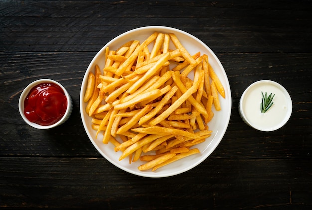 Frieten of chips met zure room en ketchup