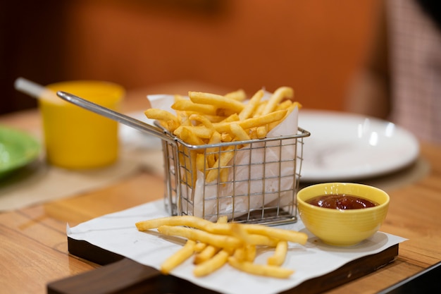 Frieten zetten in een dienblad met saus.