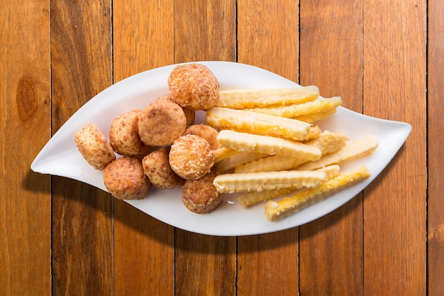 Frietjes en gehaktballen op een houten tafel