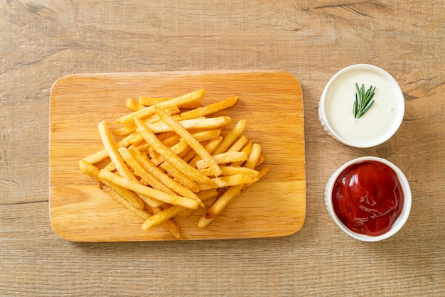 Frietjes met zure room en ketchup