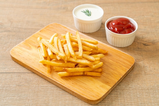 Frietjes met zure room en ketchup