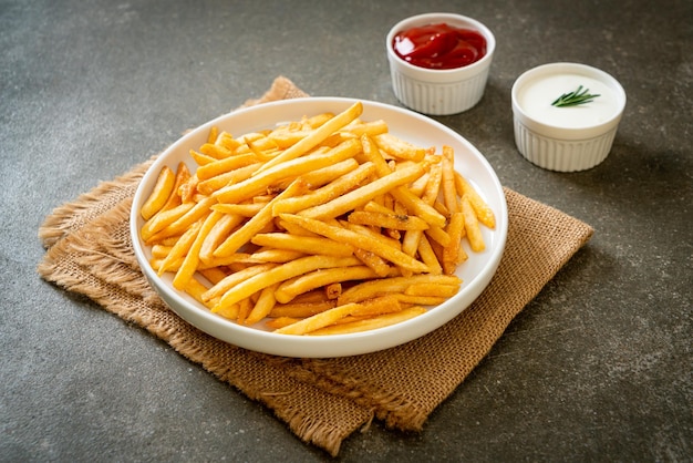 Frietjes met zure room en ketchup