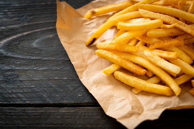 Frietjes of chips met zure room en ketchup