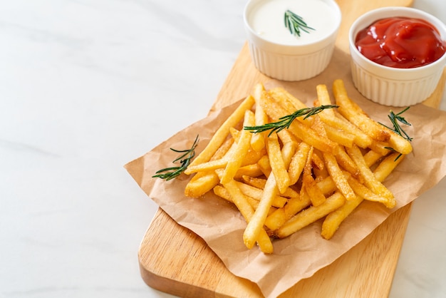 Frietjes of chips met zure room en ketchup