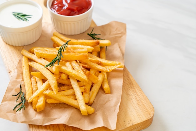 Frietjes of chips met zure room en ketchup