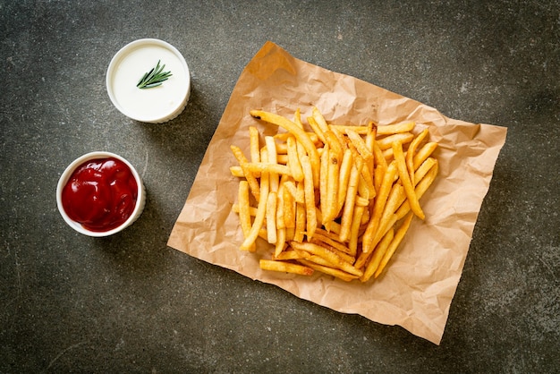 Frietjes of chips met zure room en ketchup