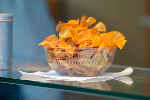 Frietjes straatvoedsel met sauzen ketchup en mayonaise