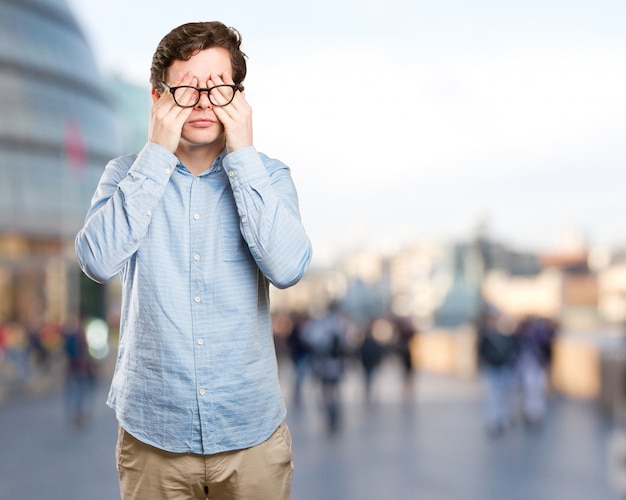 彼の目を覆う怖がった若い男