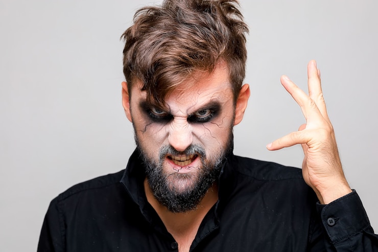 Photo ハロウィーンのためのアンデッドスタイルのメイクでひげを生やした男の恐ろしい外観