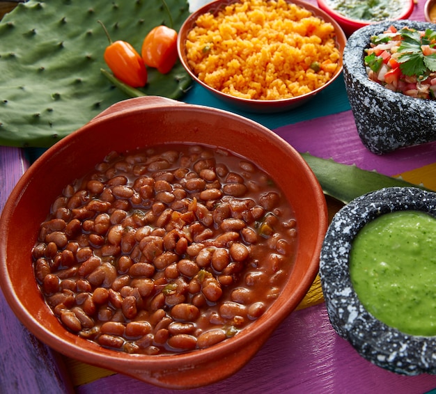 Photo frijoles mexican beans with rice and sauces