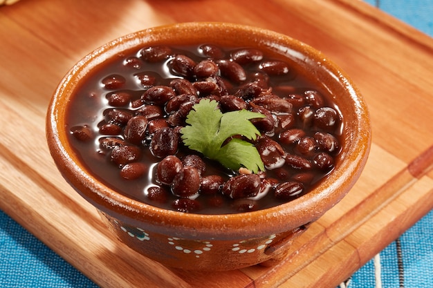 写真 frijoles negros mexicanos servidos en plato de de barro comida mexicana