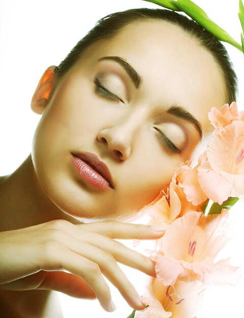 Fris gezicht met gladiolenbloemen in haar handen