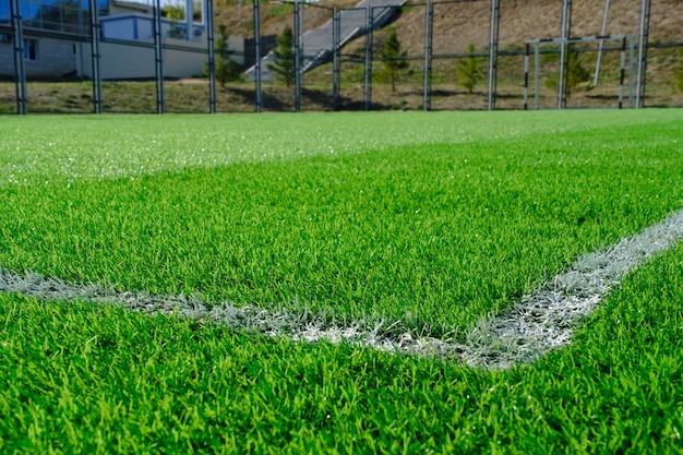 Fris groen gazon met markeringen op voetbalveld