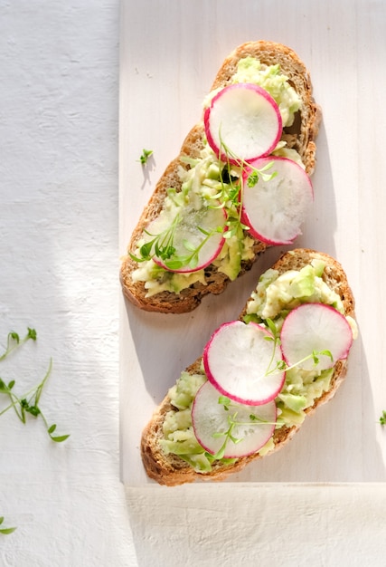 Fris groen lentebroodje met avocado en radijs