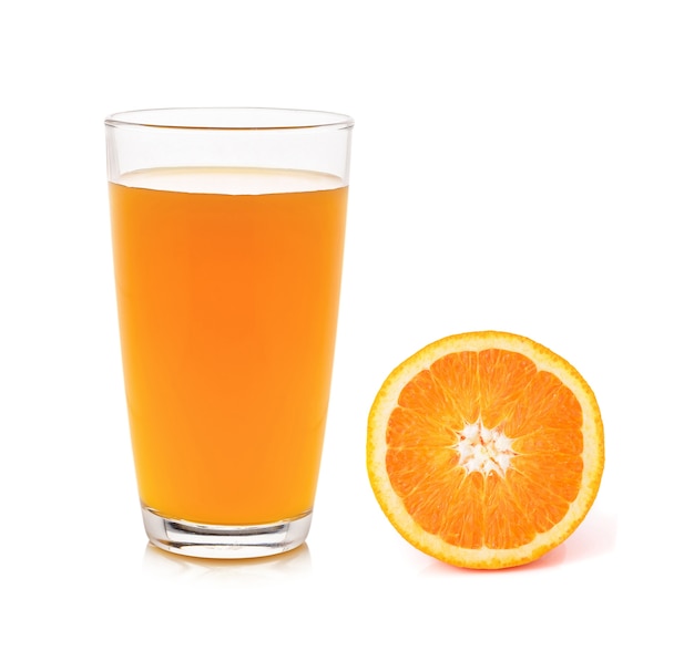 Fris oranje en glas met sap