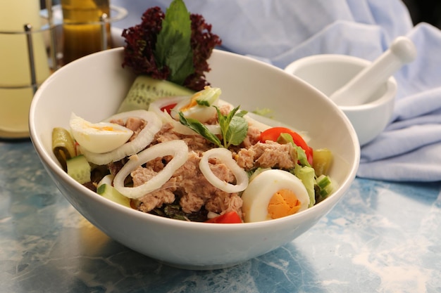 Fris saladebord met gemengde groene tonijnsalade