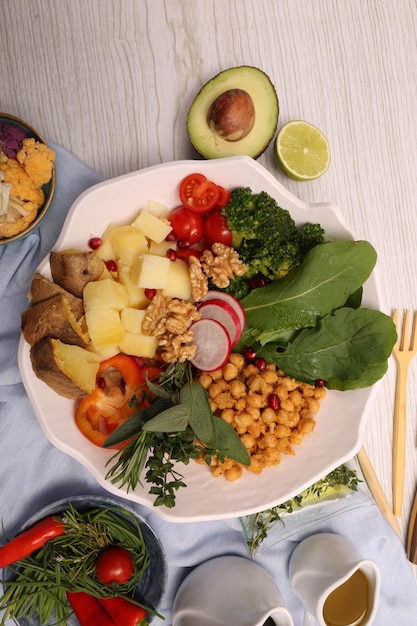 Fris saladebord met gemengde groenten