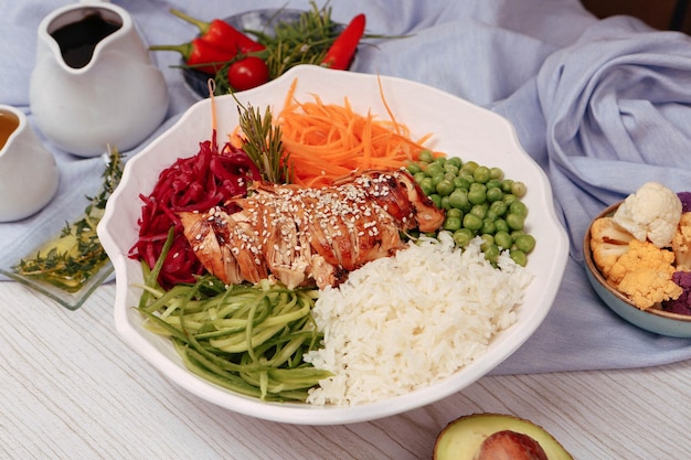 Fris saladebord met gemengde groenten