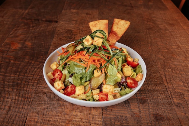 Fris saladebord met gemengde groenten