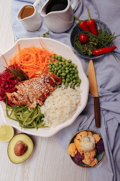 Fris saladebord met gemengde groenten