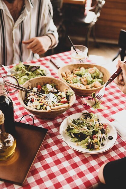 Fris saladebord met gemengde groenten