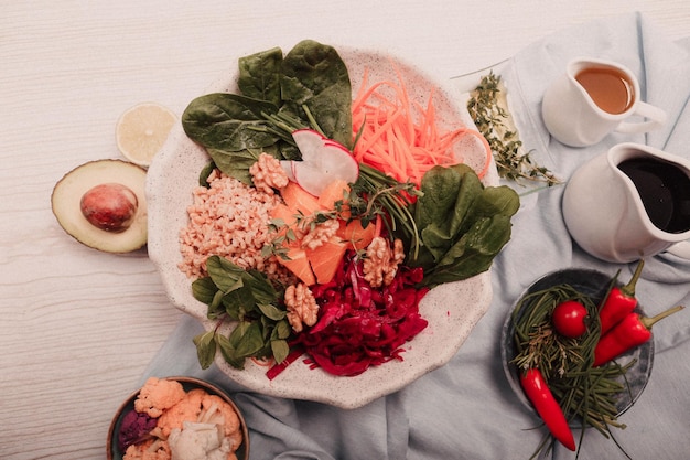 Fris saladebord met gemengde groenten