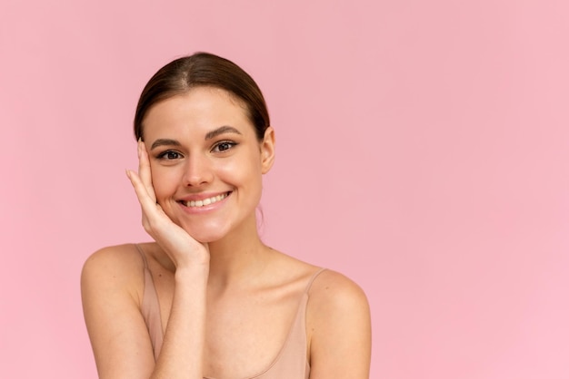 Fris vrouwengezicht met glanzende lippen en lichte make-up op zoek naar camera Kopieer de ruimte Concept van nat