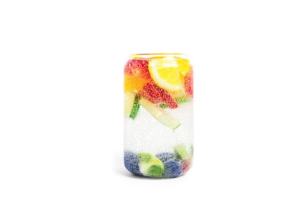 Foto frisdrank met stukjes fruit geïsoleerd fruitcocktails frisdrank met fruit