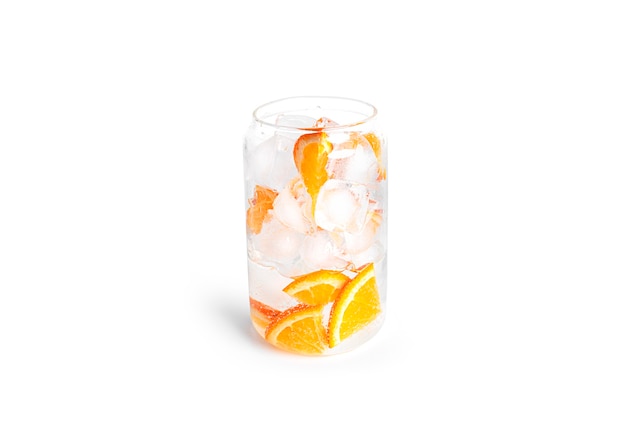 Frisdrank met stukjes sinaasappel en ijs in een geïsoleerd glas.