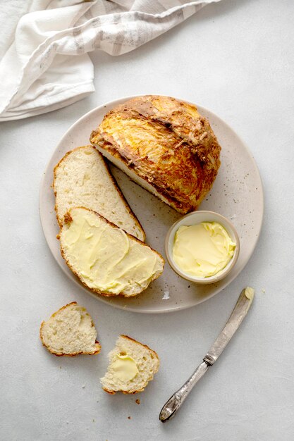 Frisdrankbrood traditioneel snel zelfgemaakt Iers brood met boter bovenaanzicht