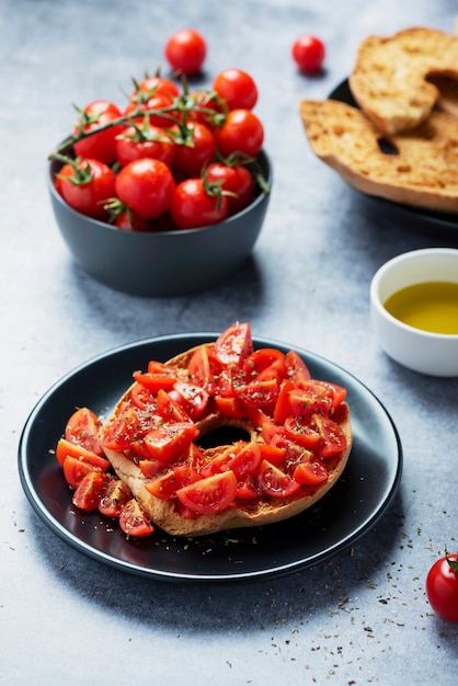 Friselle al pomodoro, olio e origano