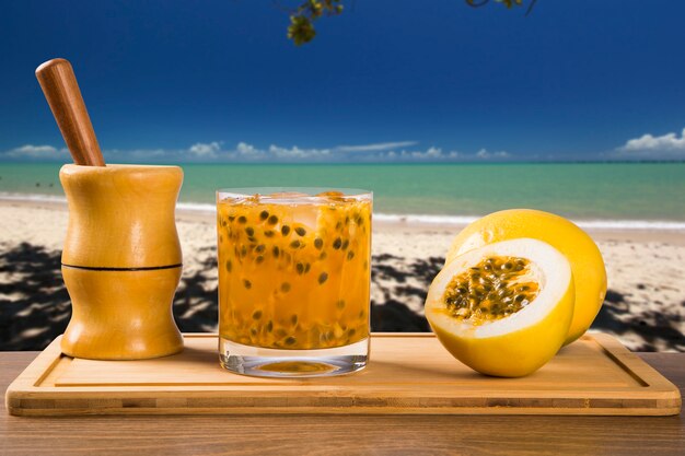 Frisse drank gemaakt met passievrucht Caipirinha op het strand