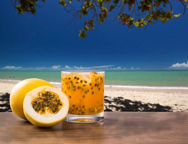 Frisse drank gemaakt met passievrucht Caipirinha op het strand