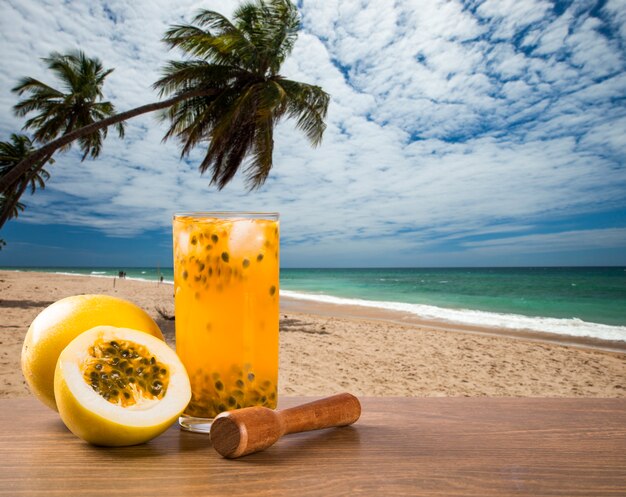 Frisse drank gemaakt met passievrucht Caipirinha op het strand