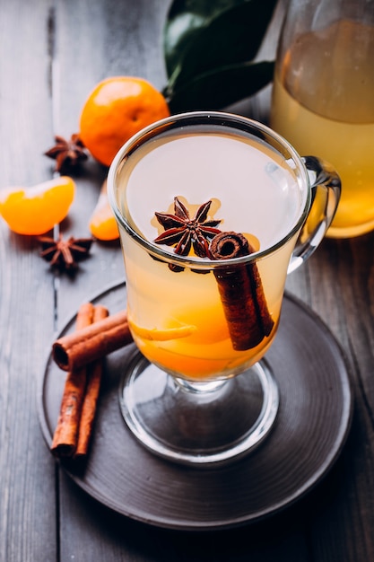 Frisse drankjes met pittige citrusvruchten en kaneel in glas op hout