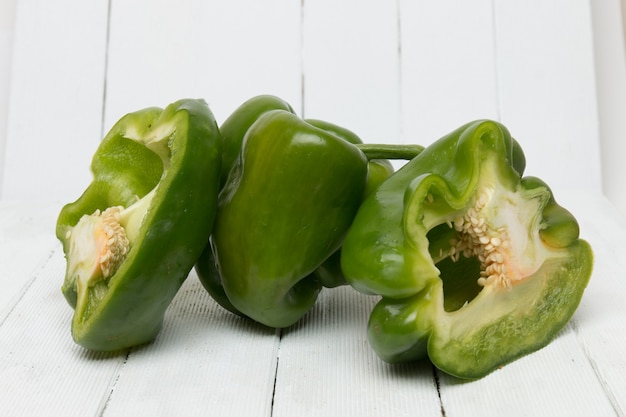 Frisse en kleurrijke groene paprika&#39;s