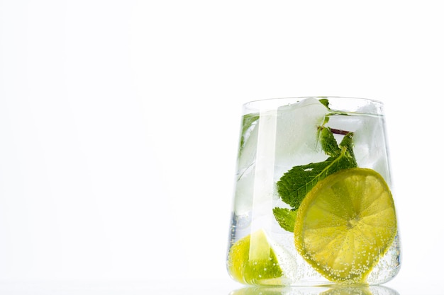 Frisse en koude Mojito-cocktail op witte achtergrond