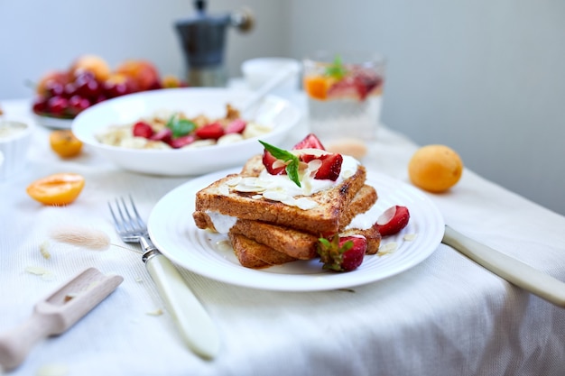 Frisse en lichte continentale ontbijttafel