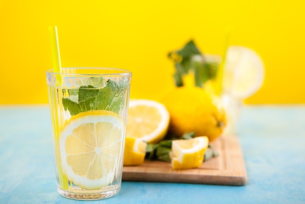 Frisse en smakelijke limonade in twee glazen naast gesneden citroenen