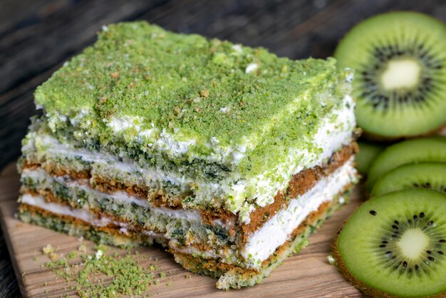 Frisse en zoete groene cake met gesneden groene kiwi's