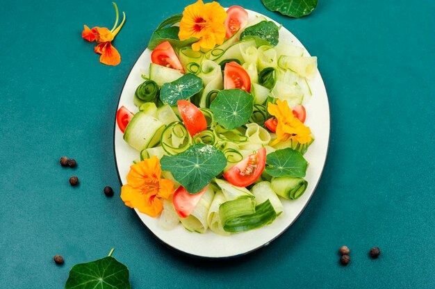 Frisse gezonde salade met bloemen Oost-Indische kers