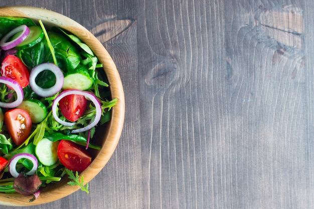 Frisse gezonde salade met heerlijke spinazie, fetakaas, rode ui, komkommer en cherrytomaat