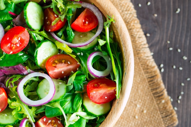 Frisse gezonde salade met heerlijke spinazie, fetakaas, rode ui, komkommer en cherrytomaat