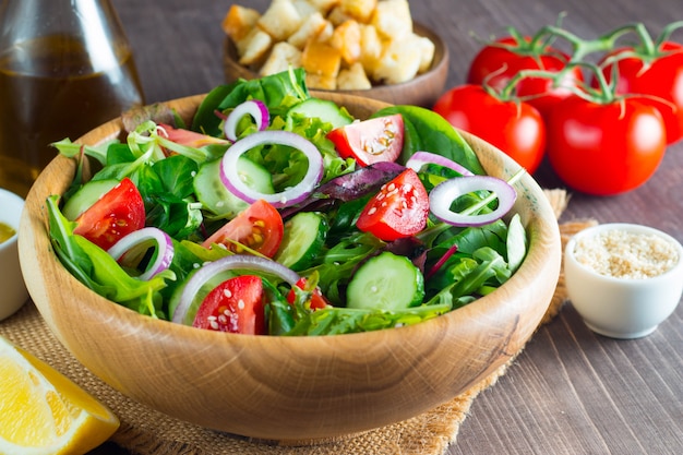 Frisse gezonde salade met heerlijke spinazie, fetakaas, rode ui, komkommer en cherrytomaat