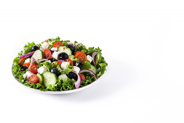 Foto frisse griekse salade in kom met zwarte olijven, tomaat, fetakaas, komkommer en ui