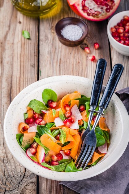 Frisse groene salade met veldsla radijs wortel granaatappel en munt