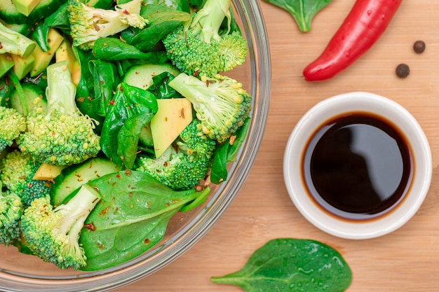 Frisse groene salade van avocado, broccoli, spinazie en komkommer