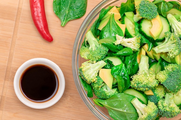 Frisse groene salade van avocado, broccoli, spinazie en komkommer