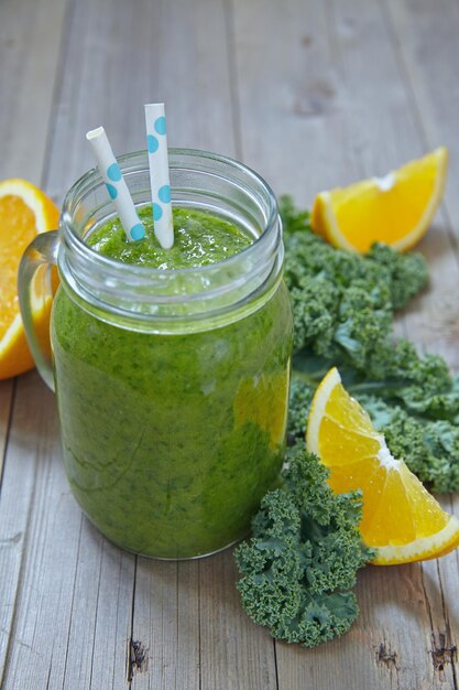 Frisse groene smoothie met boerenkool en sinaasappel